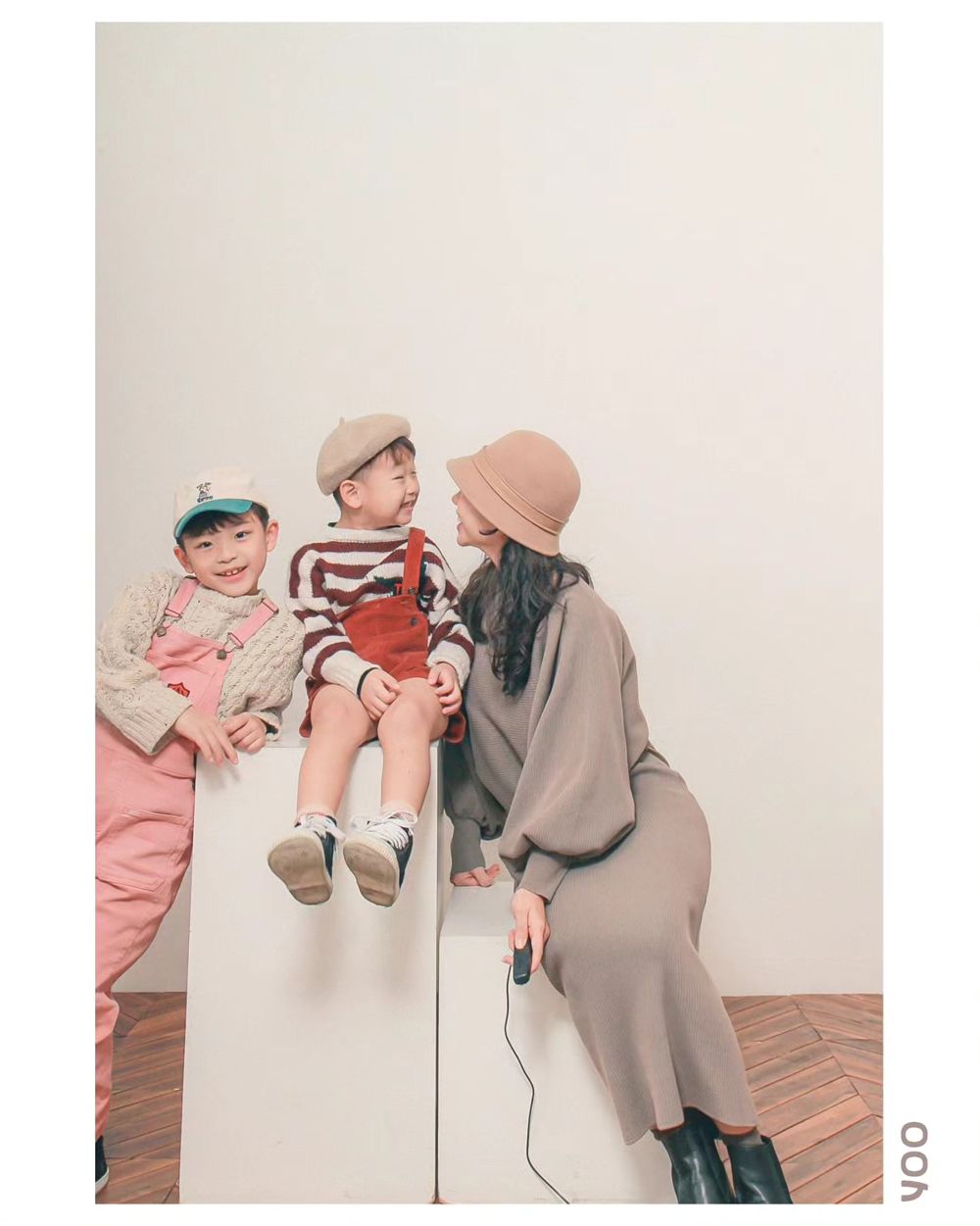 따뜻한 베이지 톤 가족 촬영 컷