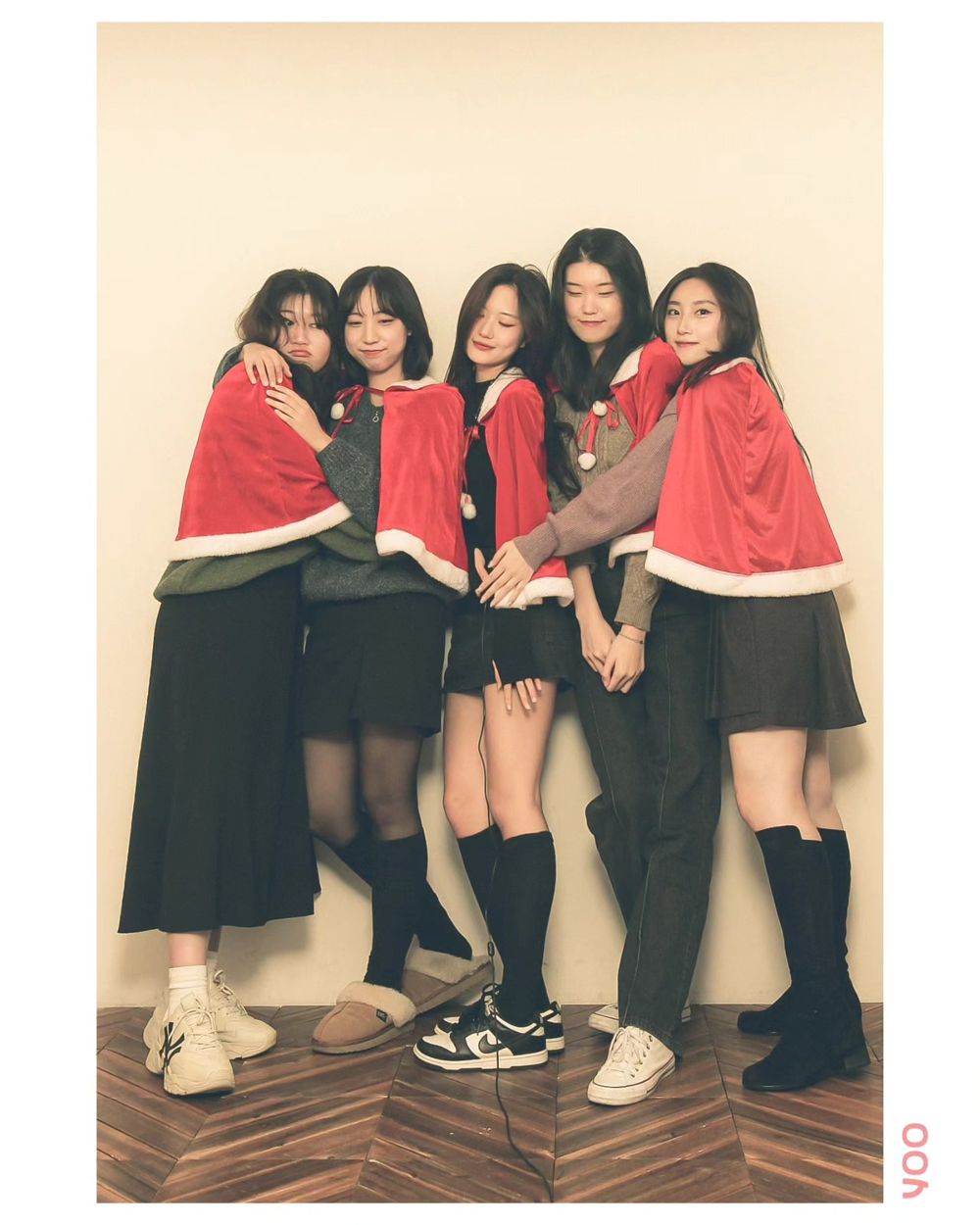 레드 톤 단체 촬영 컷