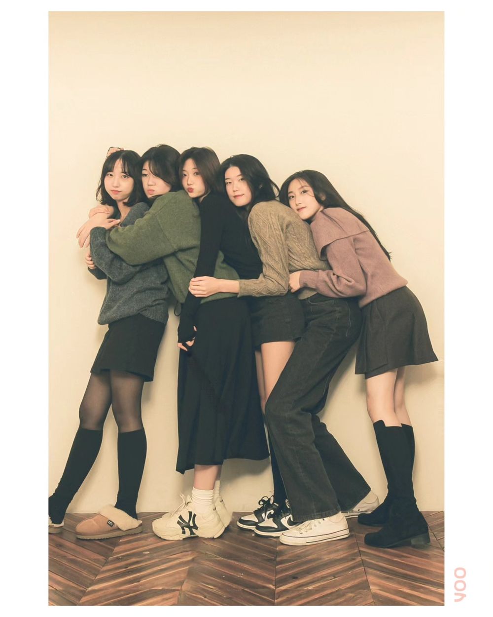 그린 톤 친구 단체 촬영 컷